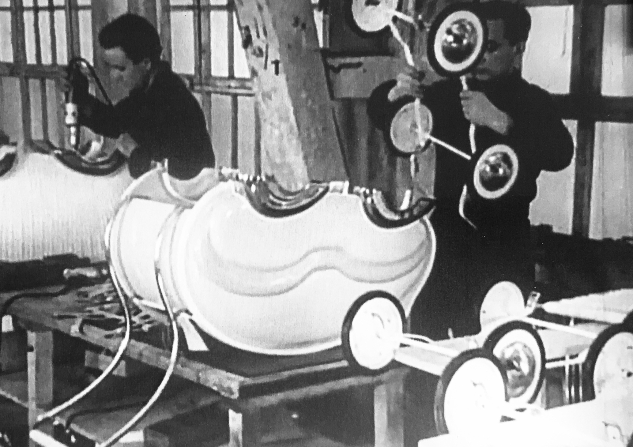 Monteur beim Zusammenbau eines Kinderwagens bei princess Kinderwagen in Metzingen (evtl. aus dem Jahre 1940)